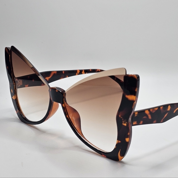 The Monarch - Picture 4 of 5